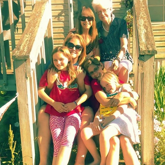 Meet your Posher, Vikki - Picture 1 of 2